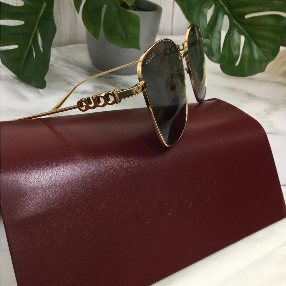 NWOT Gucci Gold Aviator Sunglasses with Gradient Lenses